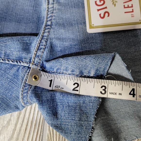 Levi's Strauss Signature Gold Hi Rise 3" Jean Shorts Women Size 6 NWT - Picture 9 of 12